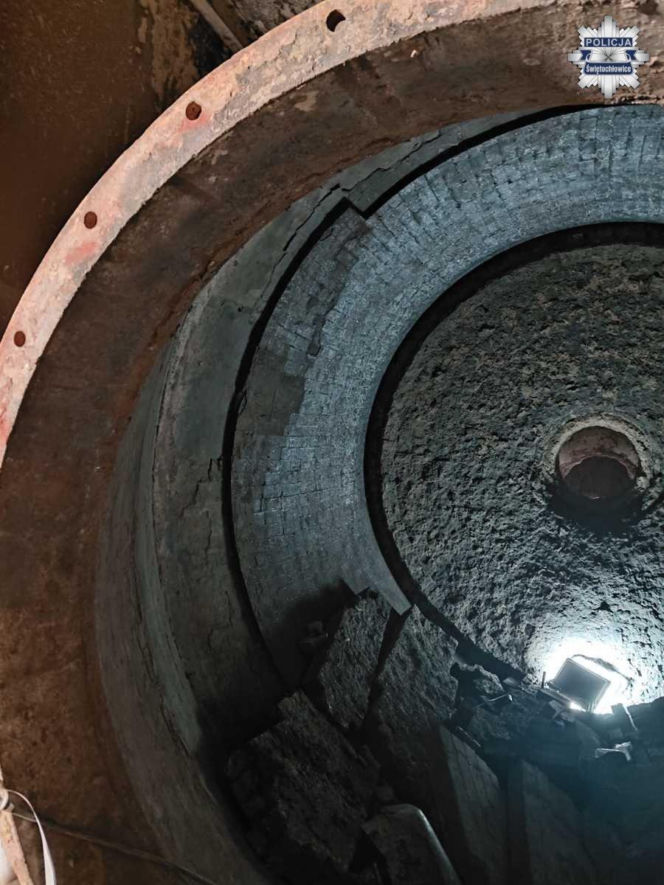 Horror przy demontażu pieca do wypalania ołowiu. Pracownicy przygnieceni cegłami, dwóch wpadło do środka