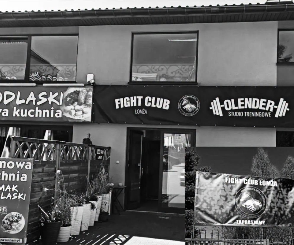Wejście do zniszczonego Fight Club Łomża. O odbudowie klubu i zbiórce pieniędzy przeczytasz na Eska Łomża.
