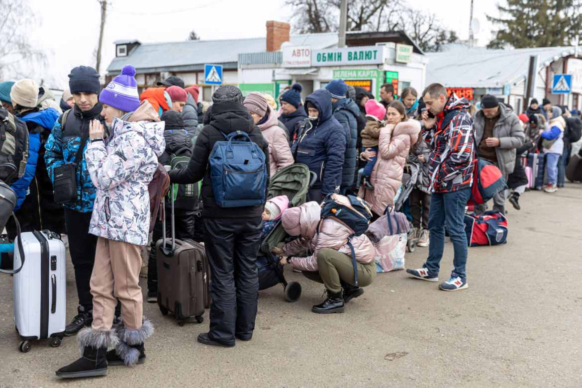 Wojna na Ukrainie. Tłumy uchodźców w Medyce i na dworcu we Lwowie
