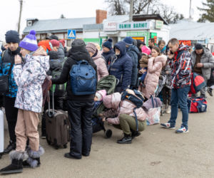 Wojna na Ukrainie. Tłumy uchodźców w Medyce i na dworcu we Lwowie