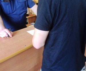 Zaatakowali policjantów, bo zwrócili im uwagę, że nie mają maseczek