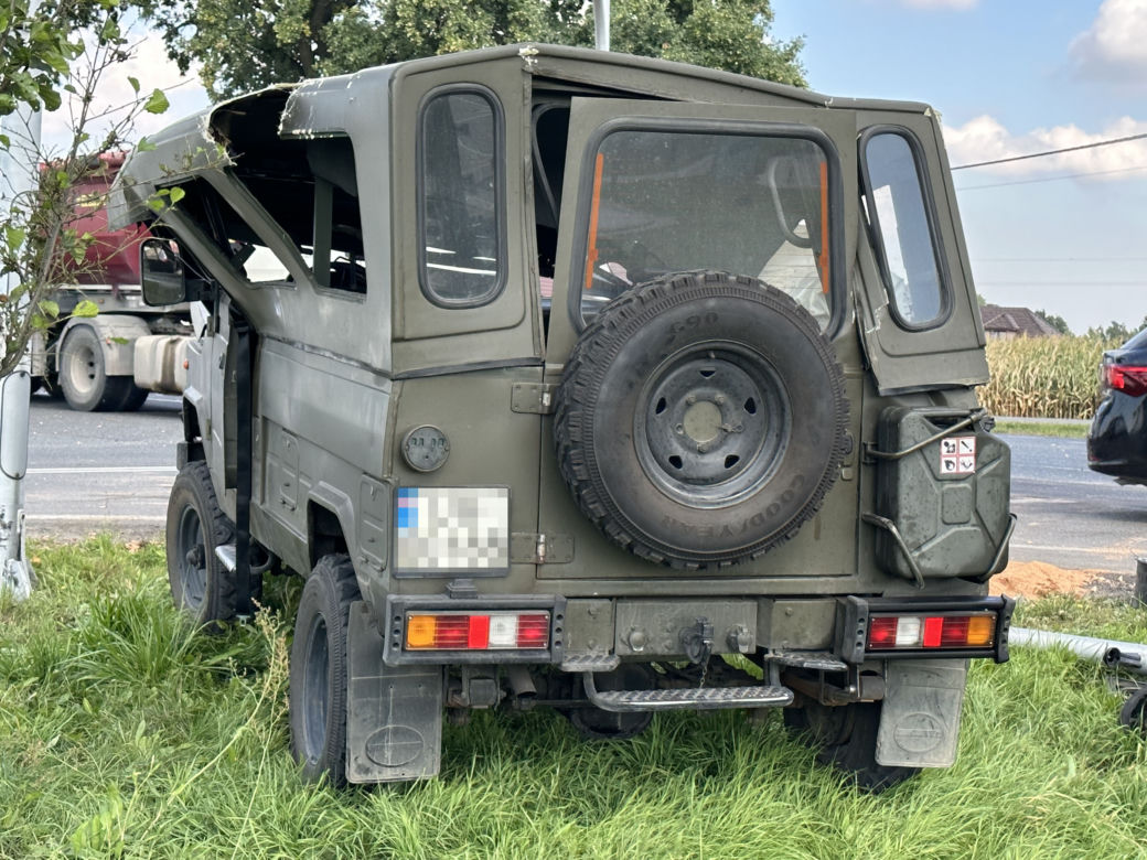 Wojskowe auto wylądowało na dachu. Ranny 34-latek