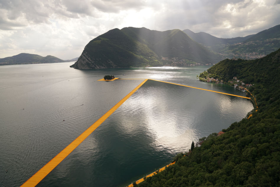 Pływający pomost na jeziorze Iseo