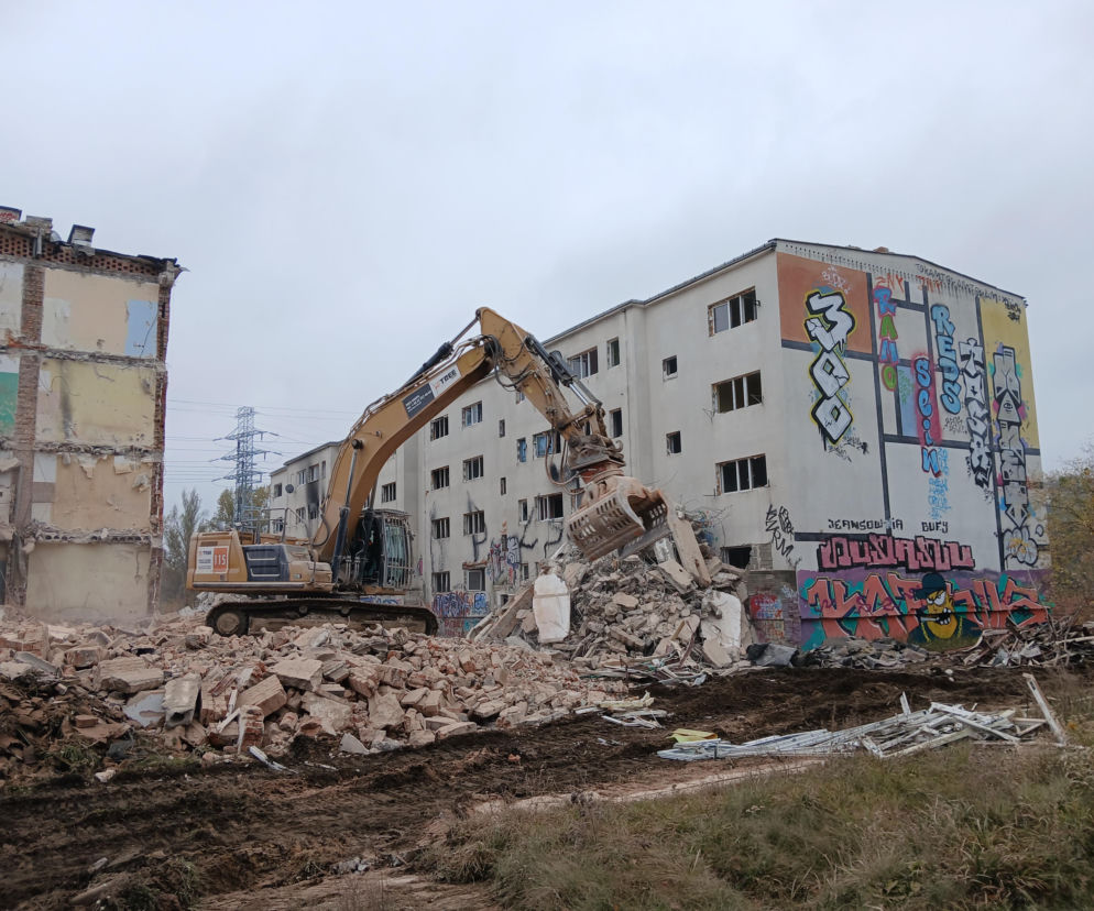 Koparka wyburza blok na osiedlu Dudziarska. Elewacje pokrywa graffiti. O rozbiórce przeczytasz na serwisie Architektura.