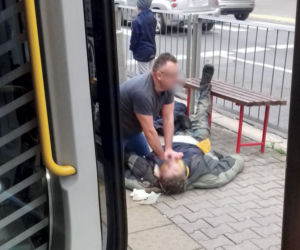 Trwa reanimacja mężczyzny na przystanku tramwajowym przy Okopowej
