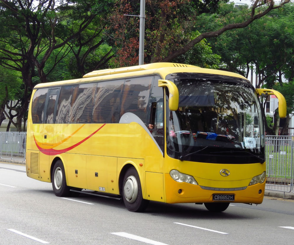 Ostrołęka: Autobus szkolny ZDERZYŁ SIĘ z osobówką! Jechały nim dzieci