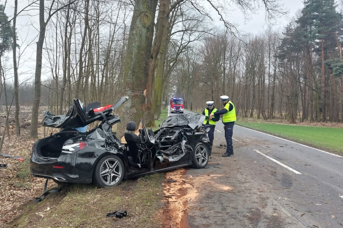 Śmiertelny wypadek w Bieruniu! Nie żyje 36-latek ze zmiażdżonego mercedesa [ZDJĘCIA]