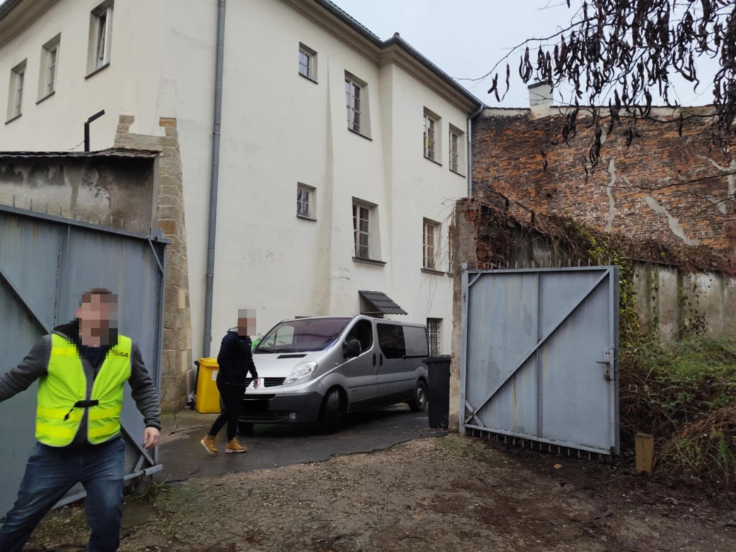 Kraków. Wyrwał policjantom broń i strzelił na komisariacie. Mężczyzna nie żyje, zginęła też jego partnerka