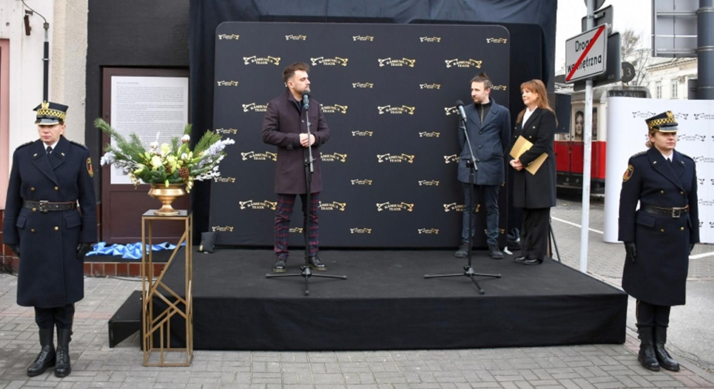 Emilian Kamiński spogląda na przechodniów. Tak uczcili wielkiego aktora