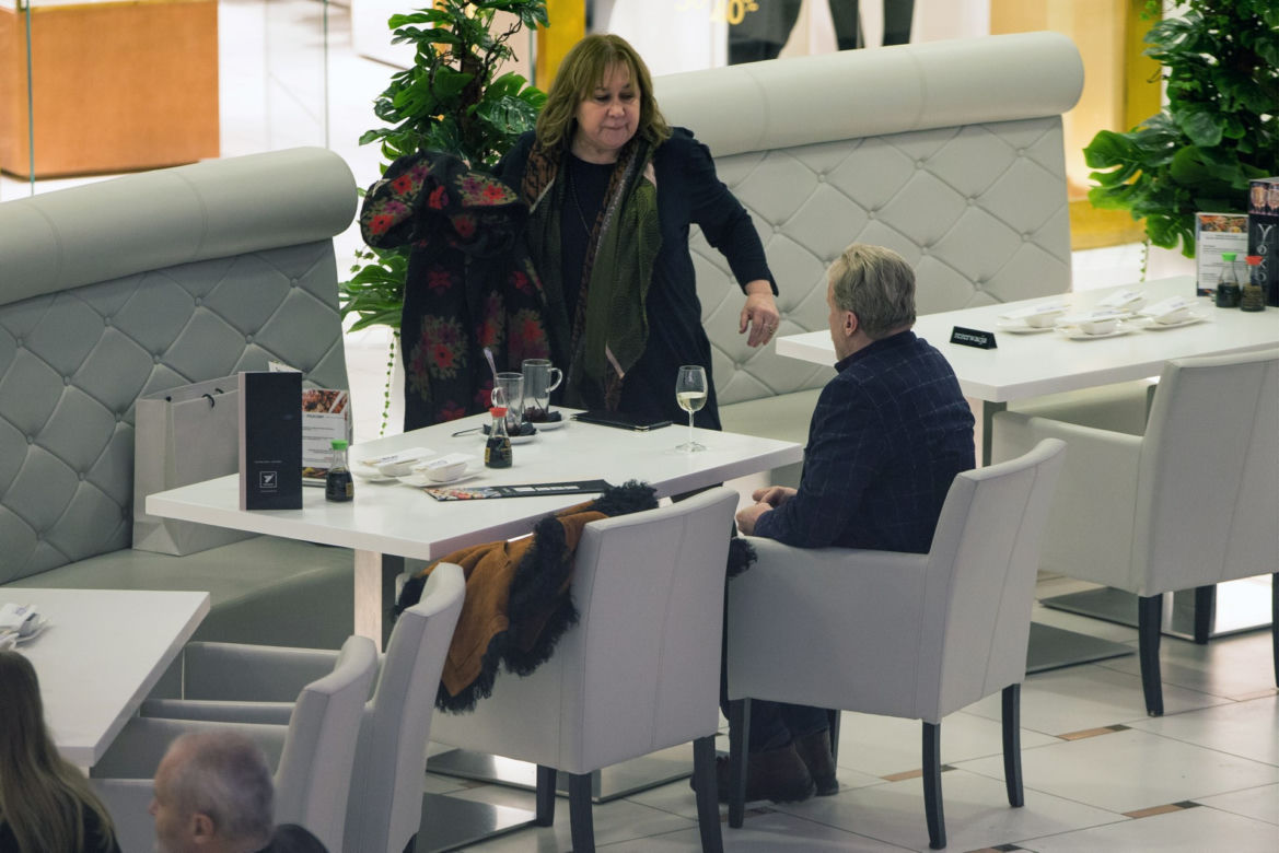 Daniel Olbrychski z żoną na Sushi, ona je on pije