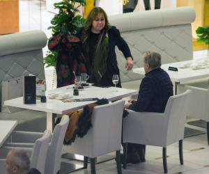 Daniel Olbrychski z żoną na Sushi, ona je on pije