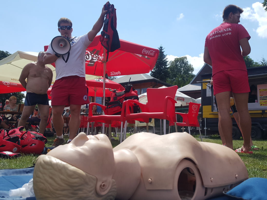 Pokazy ratowników WOPR na plaży miejskiej w Żywcu