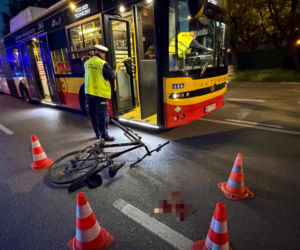 Dwa potrącenia na jednej ulicy. Rowerzysta pod kołami autobusu na Bemowie. Drugiego potrąciła Toyota