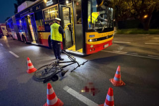 Dwa potrącenia na jednej ulicy. Rowerzysta pod kołami autobusu na Bemowie. Drugiego potrąciła Toyota