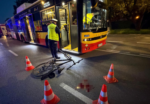 Dwa potrącenia na jednej ulicy. Rowerzysta pod kołami autobusu na Bemowie. Drugiego potrąciła Toyota