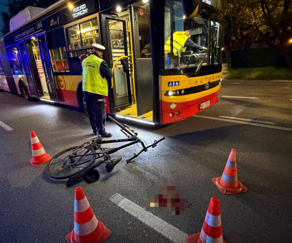 Dwa potrącenia na jednej ulicy. Rowerzysta pod kołami autobusu na Bemowie. Drugiego potrąciła Toyota