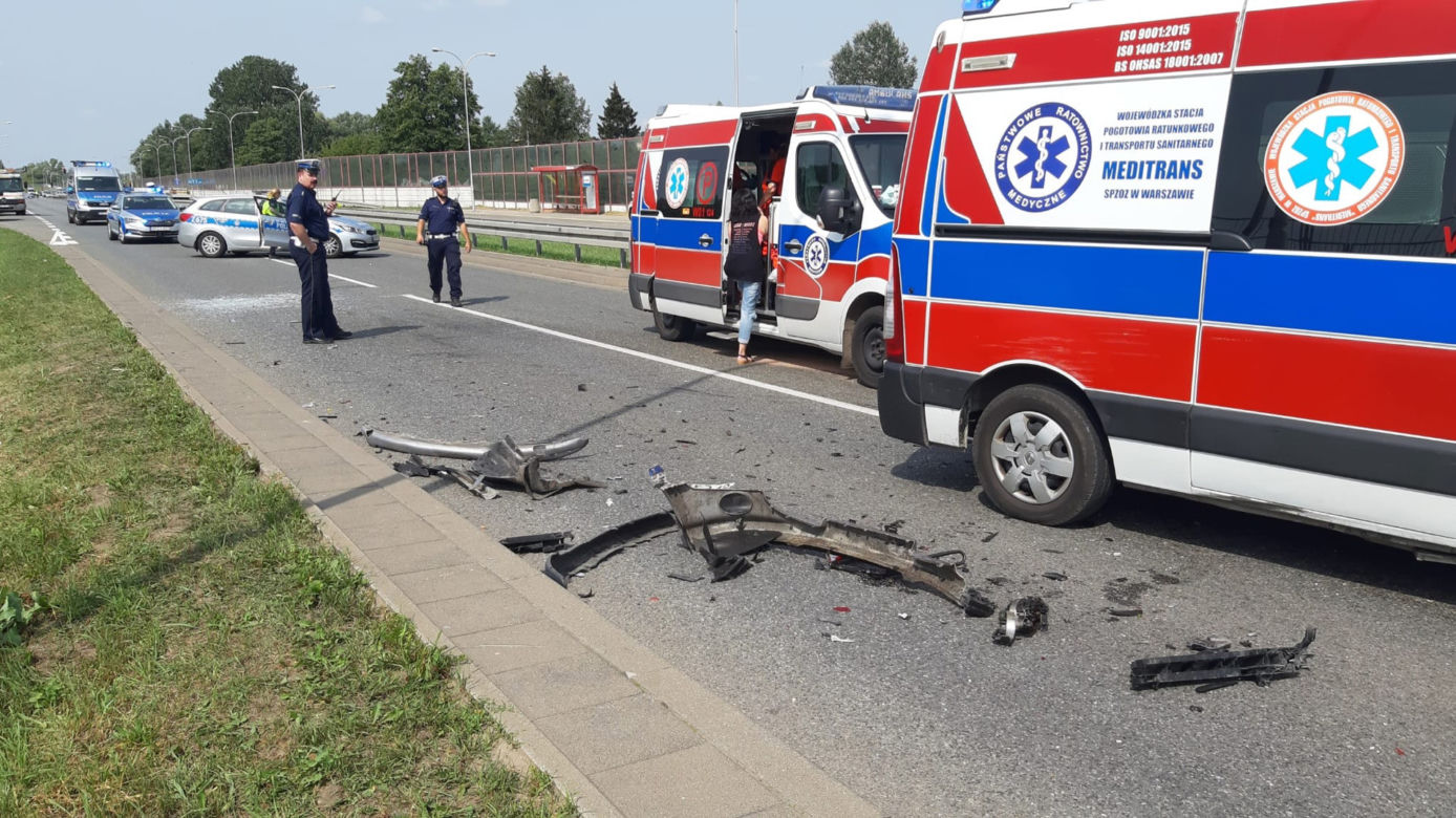 Trzy auta zderzyły się na Wale Miedzeszyńskim w Warszawie. Kierująca peugeotem była pijana. Trzy osoby w szpitalu
