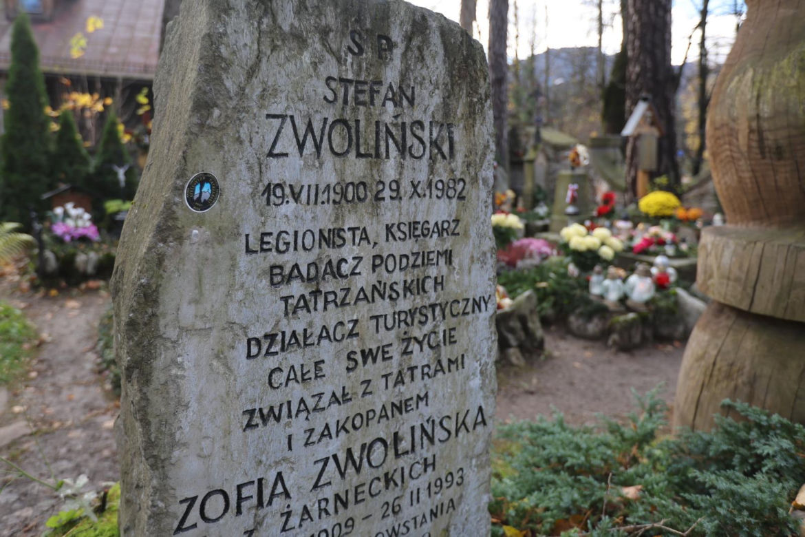 Drewniane rzeźbienia, góralskie korale, kolorowe ornamenty. Oto najpiękniejsze nagrobki na Podhalu