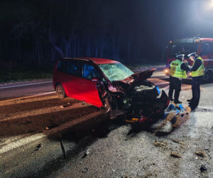 Samochód uderzył w ciągnik z opryskiwaczem. Trzy osoby trafiły do szpitala