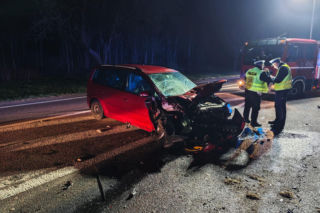 Samochód uderzył w ciągnik z opryskiwaczem. Trzy osoby trafiły do szpitala