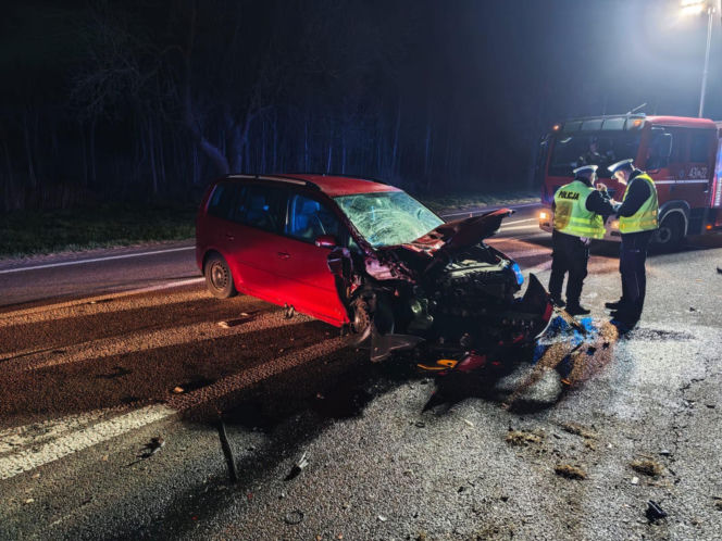 Samochód uderzył w ciągnik z opryskiwaczem. Trzy osoby trafiły do szpitala