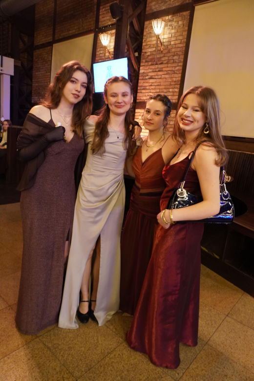 Studniówka II LO w Krakowie. Jak bawili się maturzyści w Starej Zajezdni?
