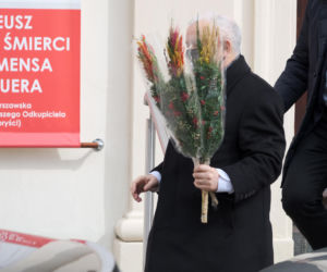 Tak Jarosław Kaczyński świętował niedzielę palmową w pandemii. Zaskakujące, ile wiązanek miał w rękach