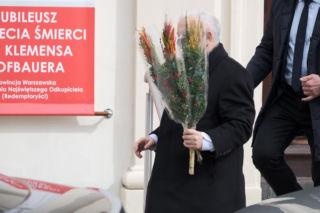 Tak Jarosław Kaczyński świętował niedzielę palmową w pandemii. Zaskakujące, ile wiązanek miał w rękach