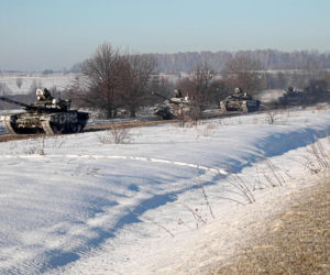 Wojna na Ukrainie. Coraz więcej rosyjskich wojsk przy granicy. Narracja o wycofaniu żołnierzy fałszywa