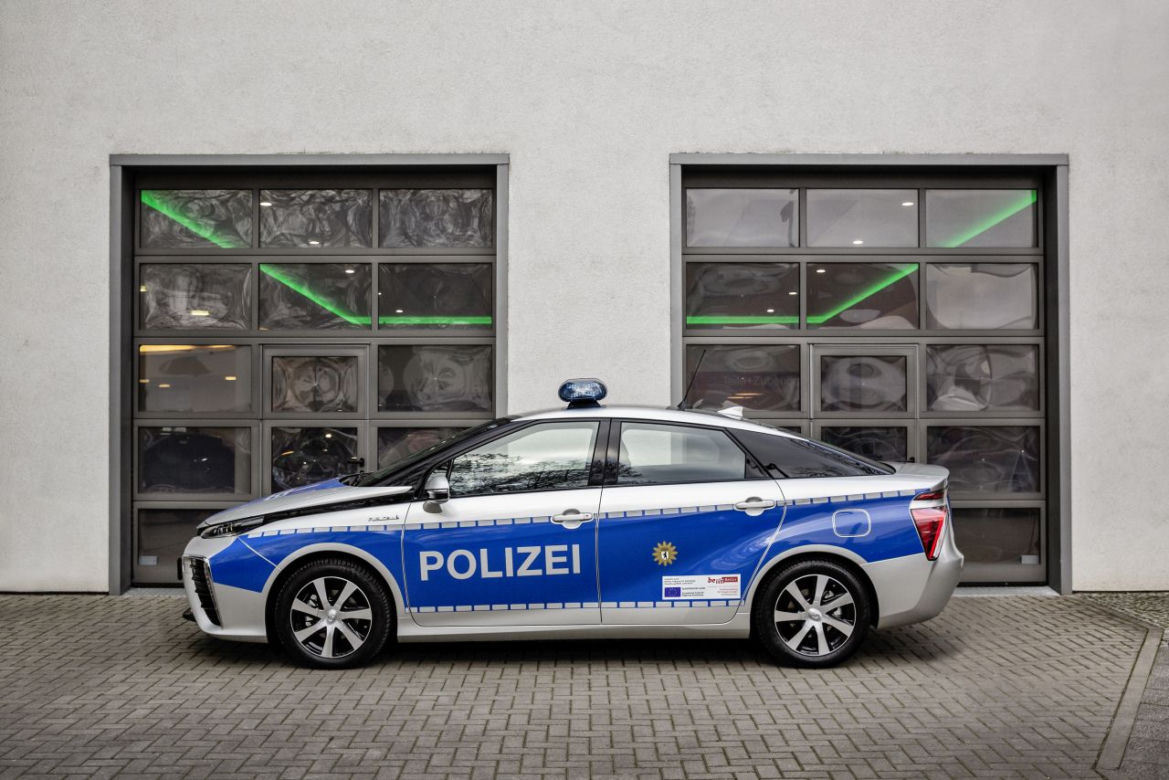 Toyota Mirai policyjnym radiowozem 