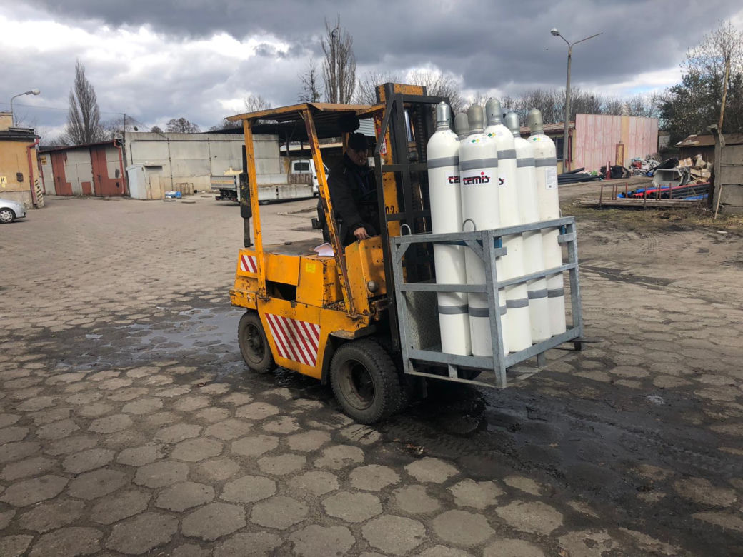 Terytorialsi z Kujaw i Pomorza transportują butle z tlenem
