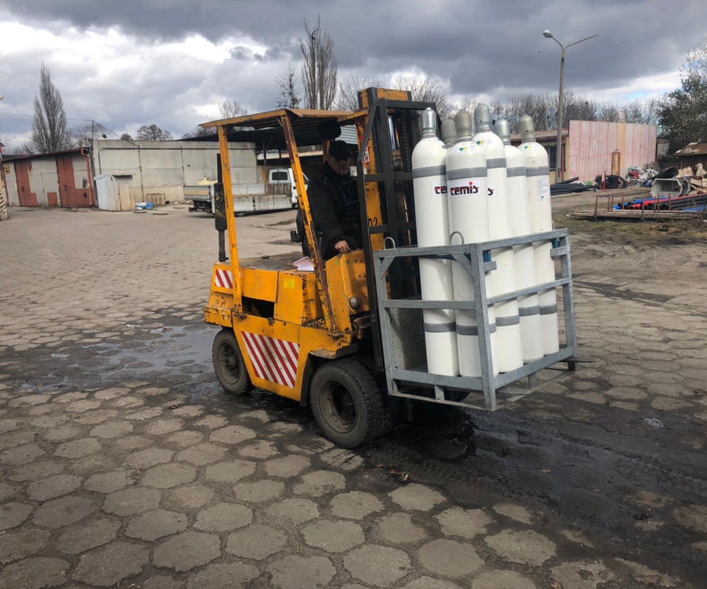 Terytorialsi z Kujaw i Pomorza transportują butle z tlenem