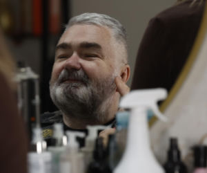 Karol Karski przyciął brwi i pojechał nad wodę