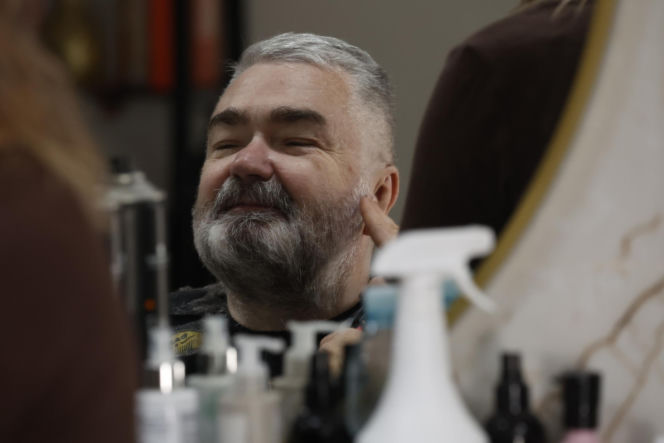 Karol Karski przyciął brwi i pojechał nad wodę