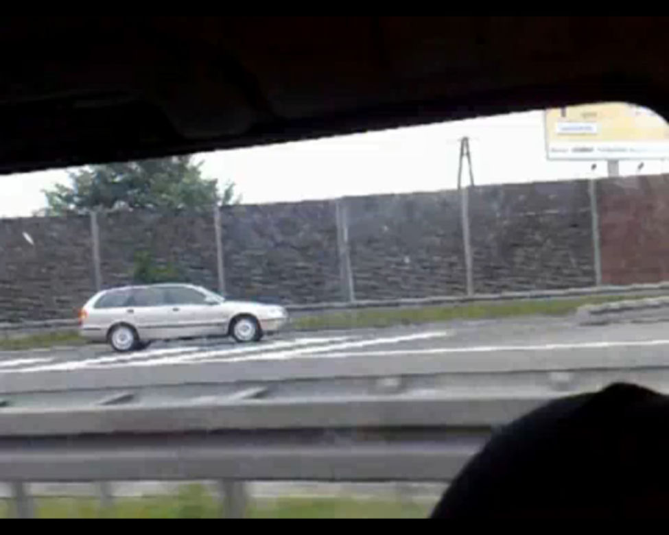Volvo pędzące pod prąd na autostradzie