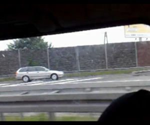 Volvo pędzące pod prąd na autostradzie