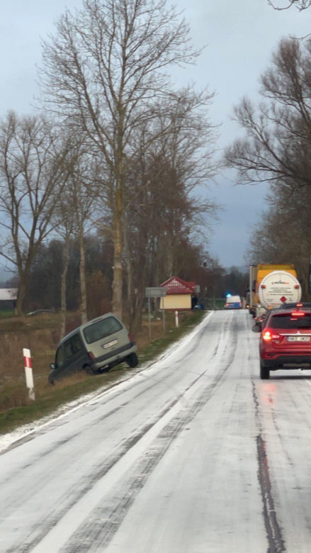 Szklanka na drodze Mrągowo - Kętrzyn. Auta jeżdżą jak sanki
