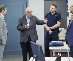 Sprawiedliwi - Wydział Kryminalny, odcinek 1000: Anonimowy telefon podważa winę skazanego na dożywocie mordercy. Policja dokonuje makabrycznego odkrycia