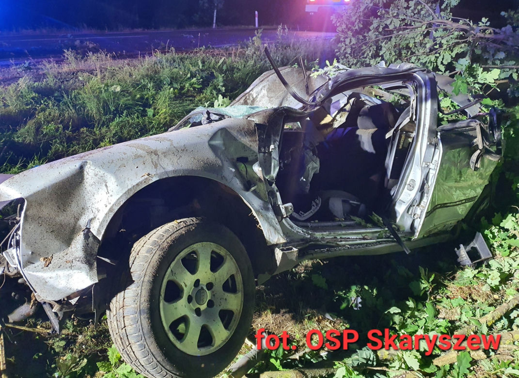 Potworny wypadek pod Radomiem! Kierowca wypadł z audi, które ścięło kilka drzew [ZDJĘCIA]