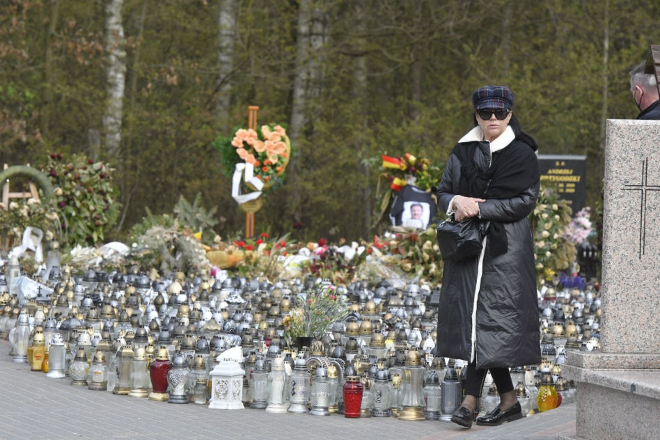 Ewa Krawczyk przyszła na Cmentarz w Grotnikach