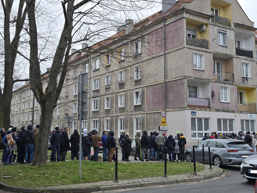 Kilkaset ludzi czeka przed wejściem do punktu obsługi grantobiorców w Tychach