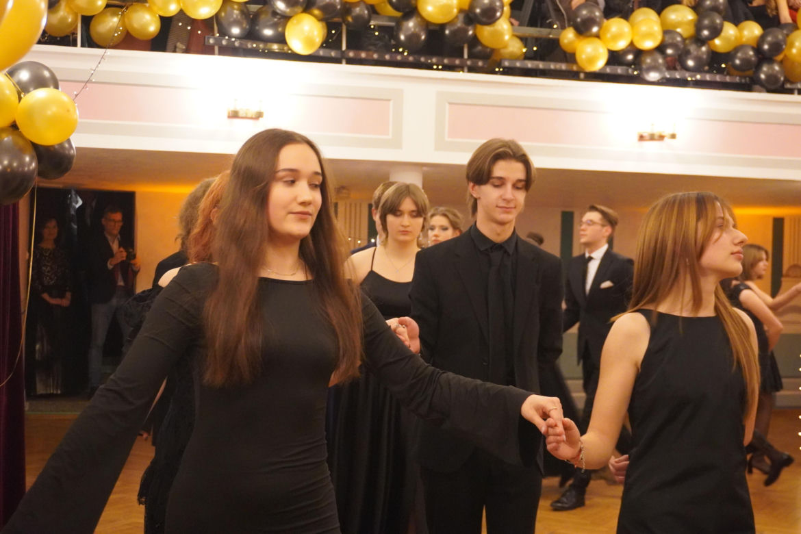 Polonez na Studniówce 2025 w II LO w Poznaniu
