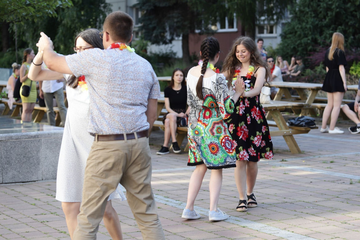 Studenci urządzili potańcówkę pod Uniwersytetem Śląskim w hawajskim stylu