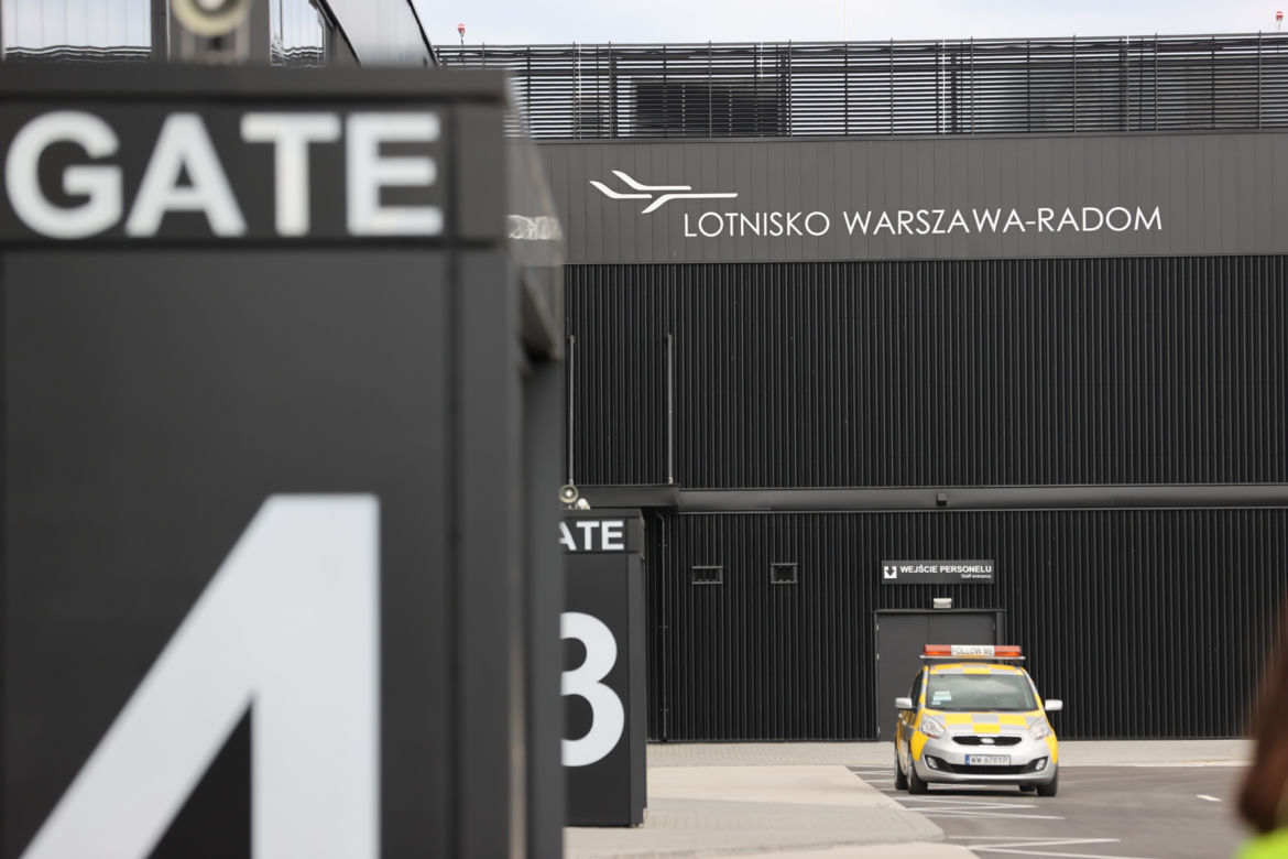 Usłyszałam huk, potem była głucha cisza". Wstrząsająca relacja z wypadku samolotów nad Radomiem