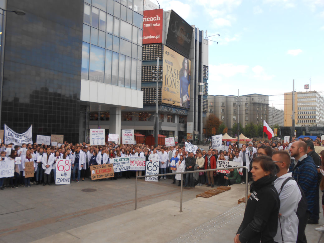 Białe kitle wypełniły Katowicki Rynek. Studenci ŚUM-u wsparli protest rezydentów [ZDJĘCIA, AUDIO]