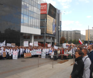 Białe kitle wypełniły Katowicki Rynek. Studenci ŚUM-u wsparli protest rezydentów [ZDJĘCIA, AUDIO]