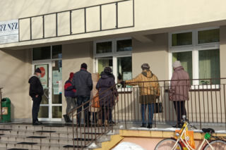 Seniorzy po 70 roku życia zapisują sie na szczepienia [AUDIO]