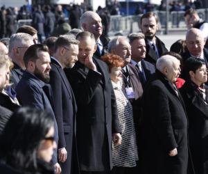 Rocznica katastrofy smoleńskiej. Prezydent Nawrocki uczcił pamięć zmarłych