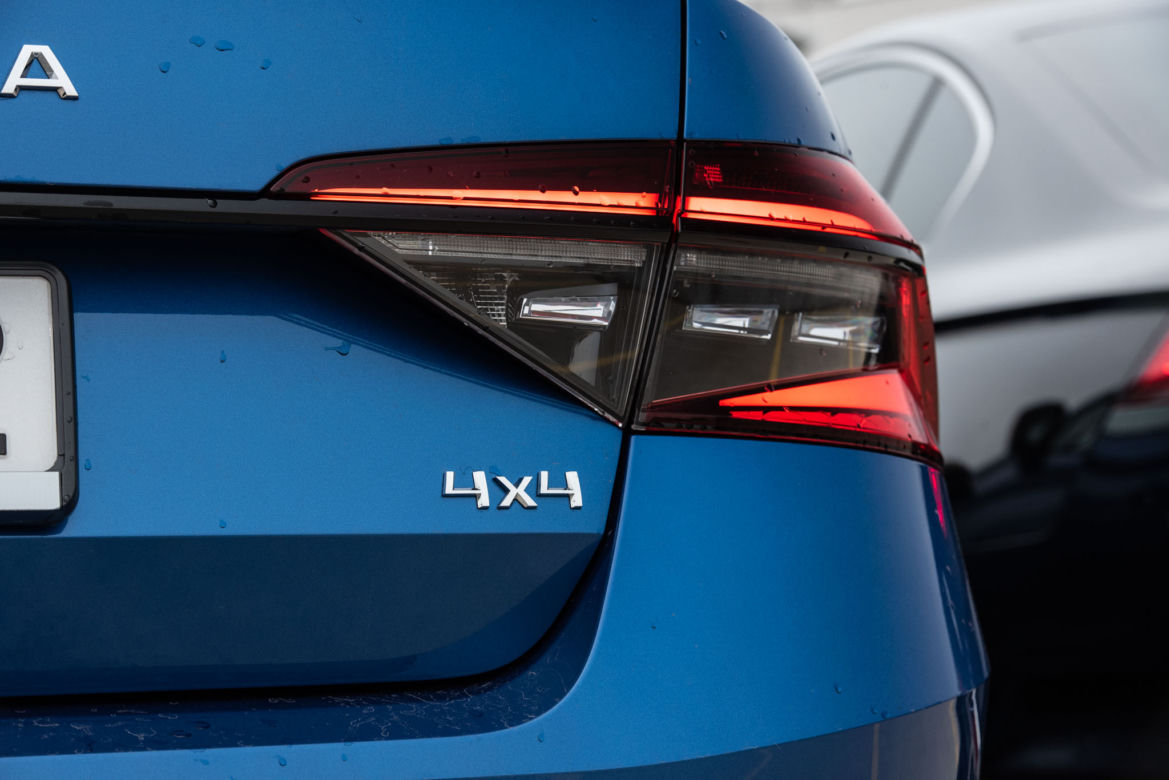 Volkswagen Passat Elegance vs Skoda Superb Sportline