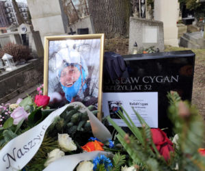 Ali Olszański był legendą, zginął tragicznie. Jego grób został ozdobiony w nietypowy sposób